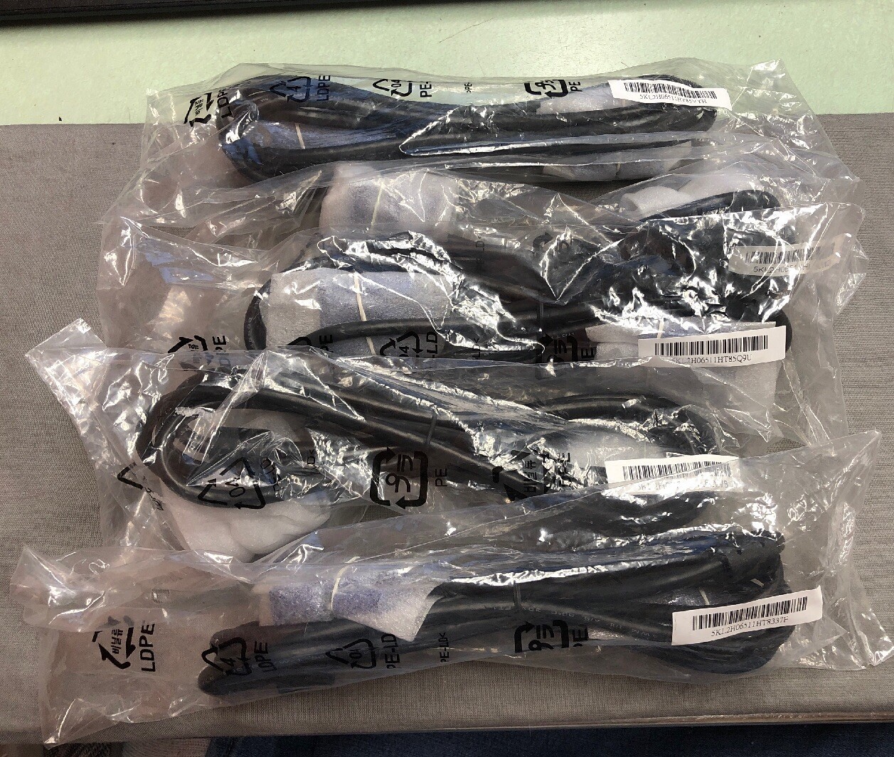 LOT OF 5 NEW VGA cable 5ft. 5KL2H06511H BLACK CABLE BLUE ENDS