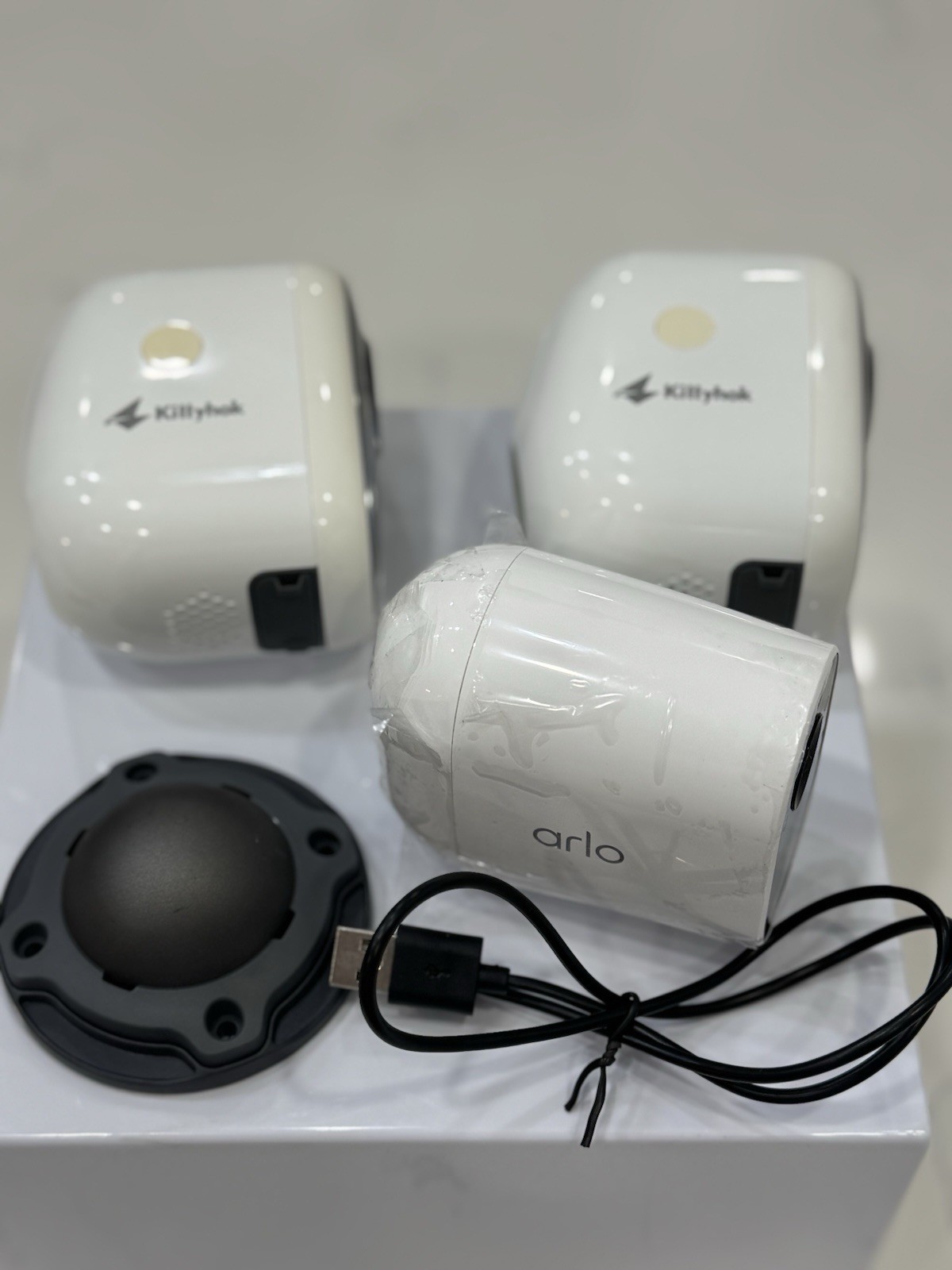Lot Of Security Cameras Devices Arlo Essential Spotlight, Kittyhok SC4 Pro