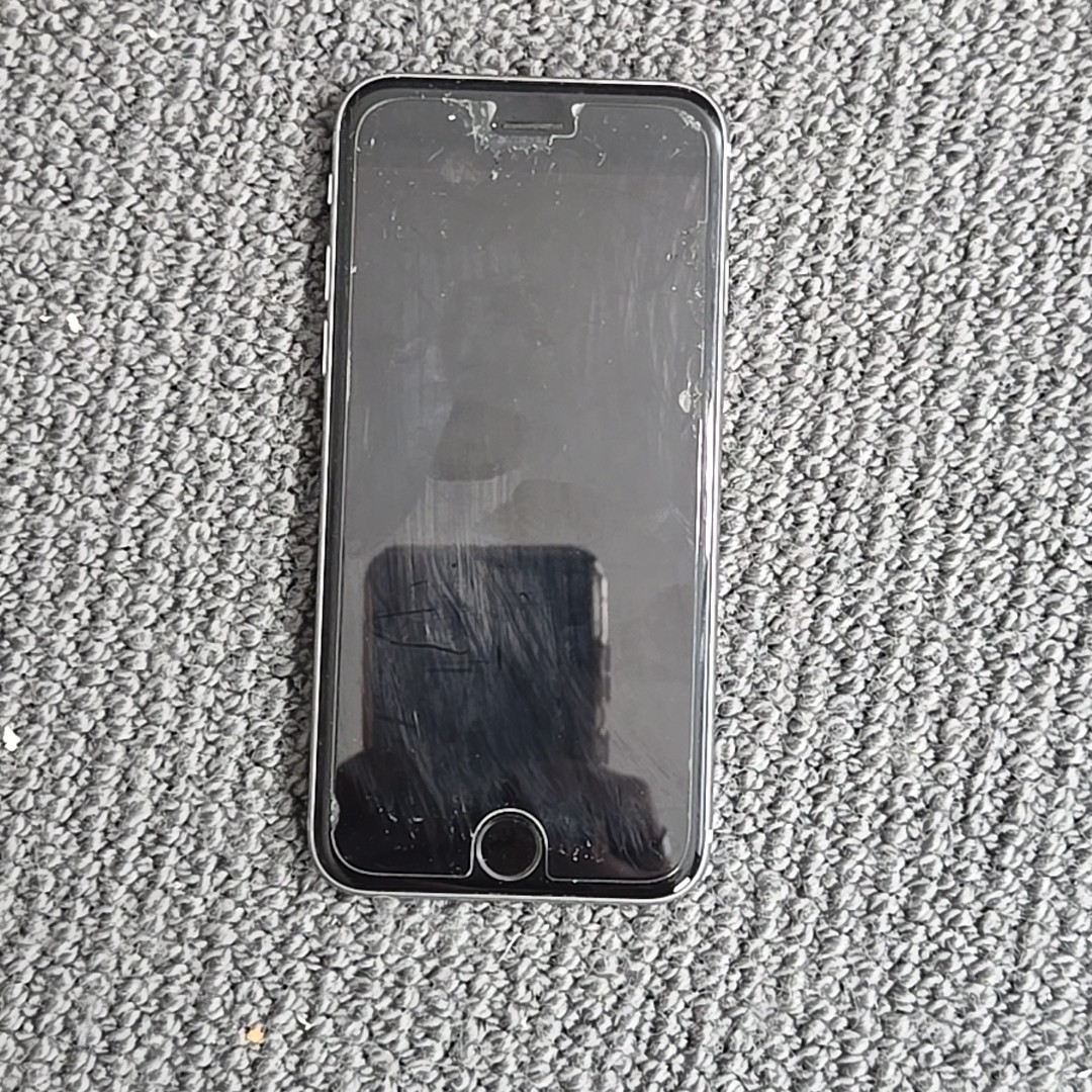 Apple Lot: 2 iPhones, 2 iPod Touch 4th Gen, Mice + Keyboard