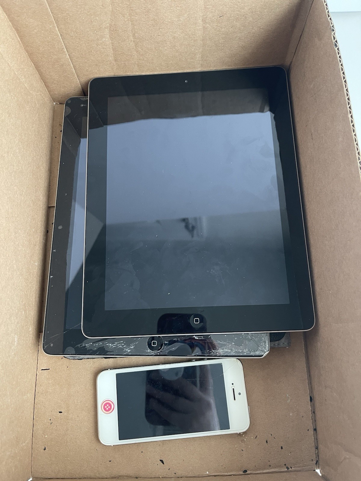 Apple iPad 2 A1395 16GB 9.7in Tablet (2011) w/ Camera & Apple iPhone 5 BUNDLE