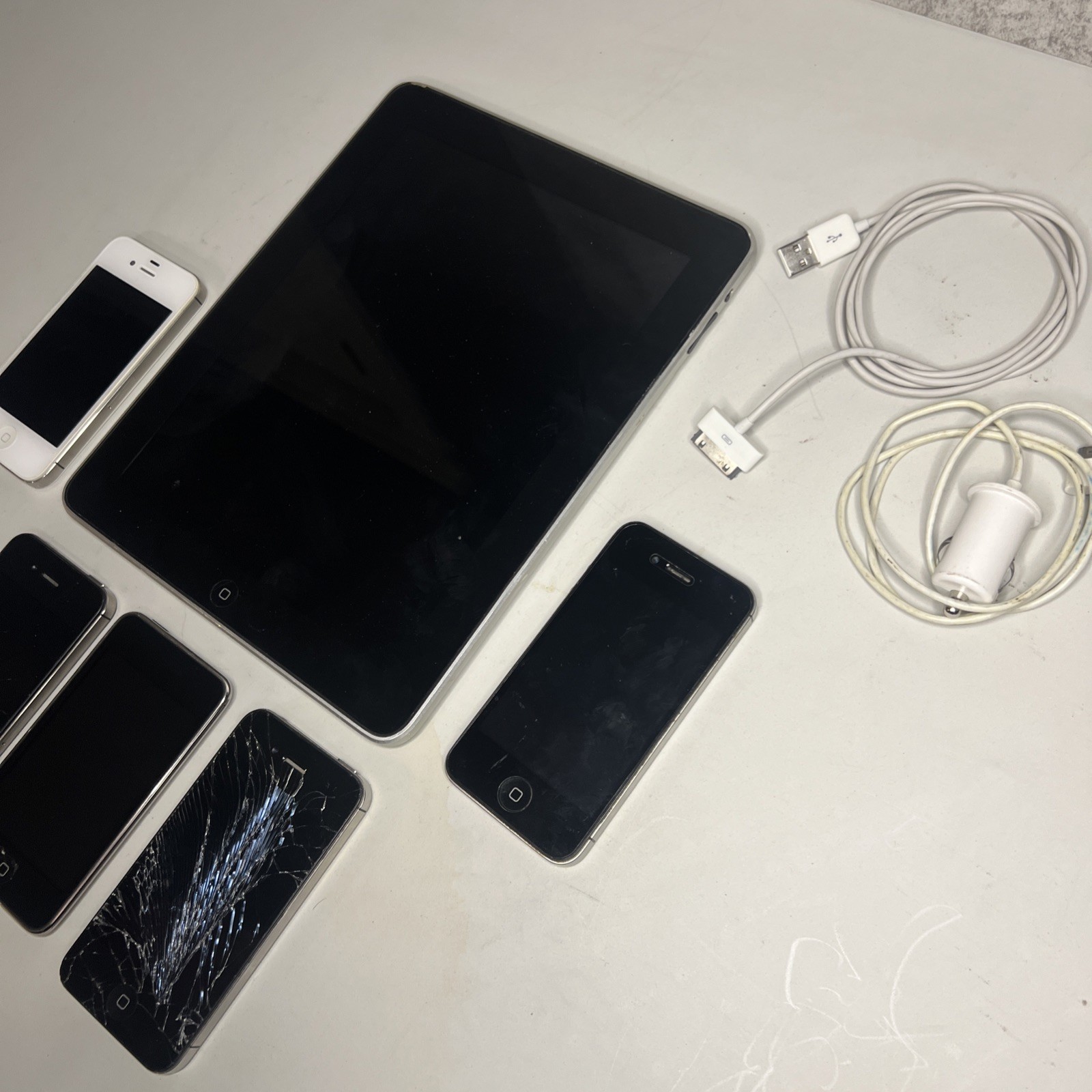 Mixed Lot Of Apple Products Parts Or Repair As Is IPhone 4 IPad 1st Gen IPod
