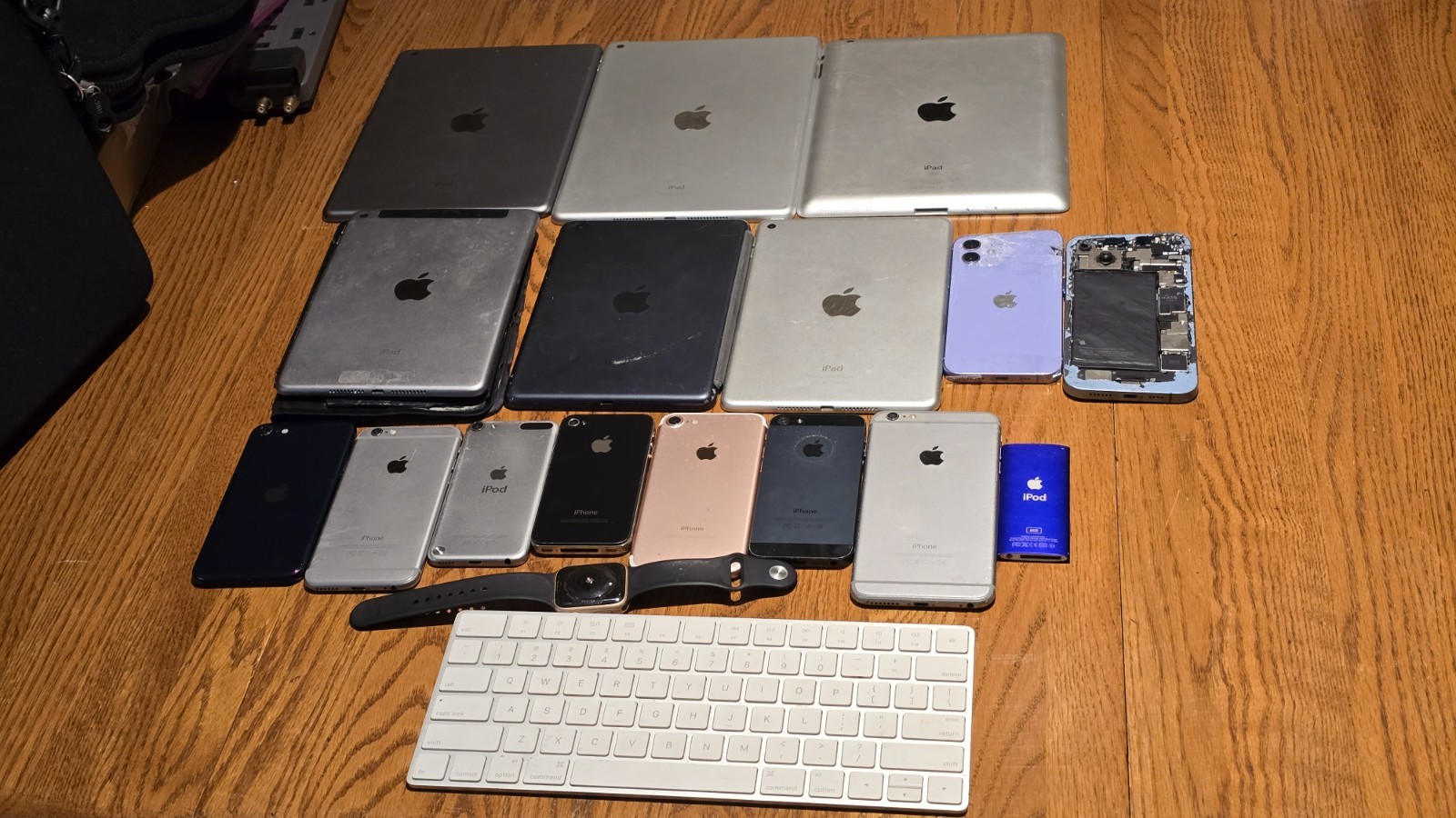 18x Apple Devices Lot iPhones iPads iPods Watch For Parts or Repair Only