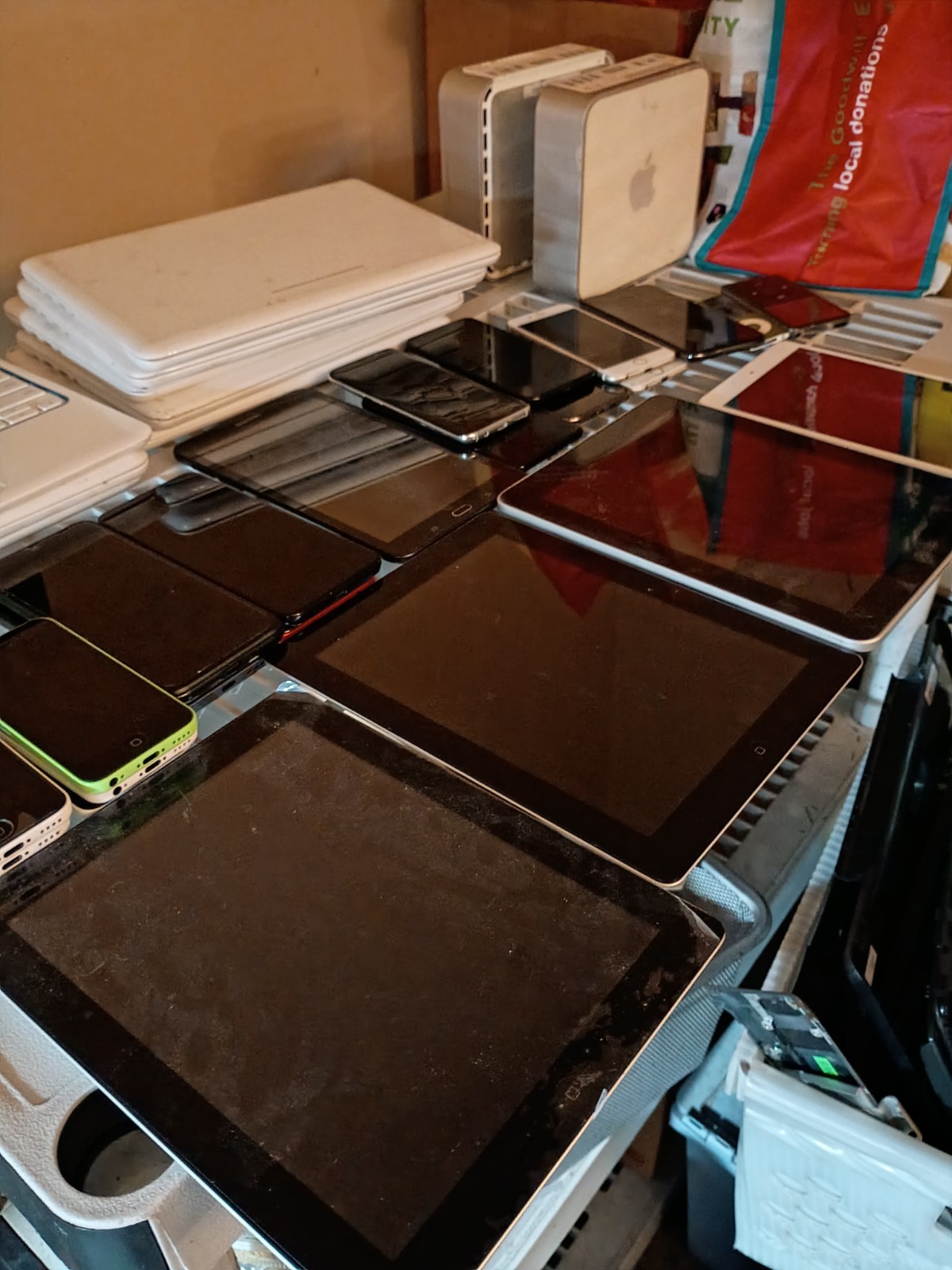ELECTRONICS LOT IPHONES ANDROIDS IPADS IPODS AND MORE