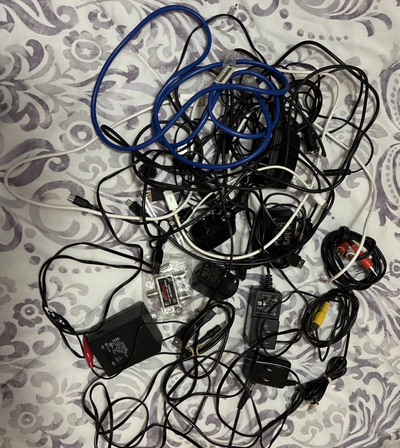 Mixed Lot of Electronics Cables, Chargers, and Power Adapters – 24 Assorted