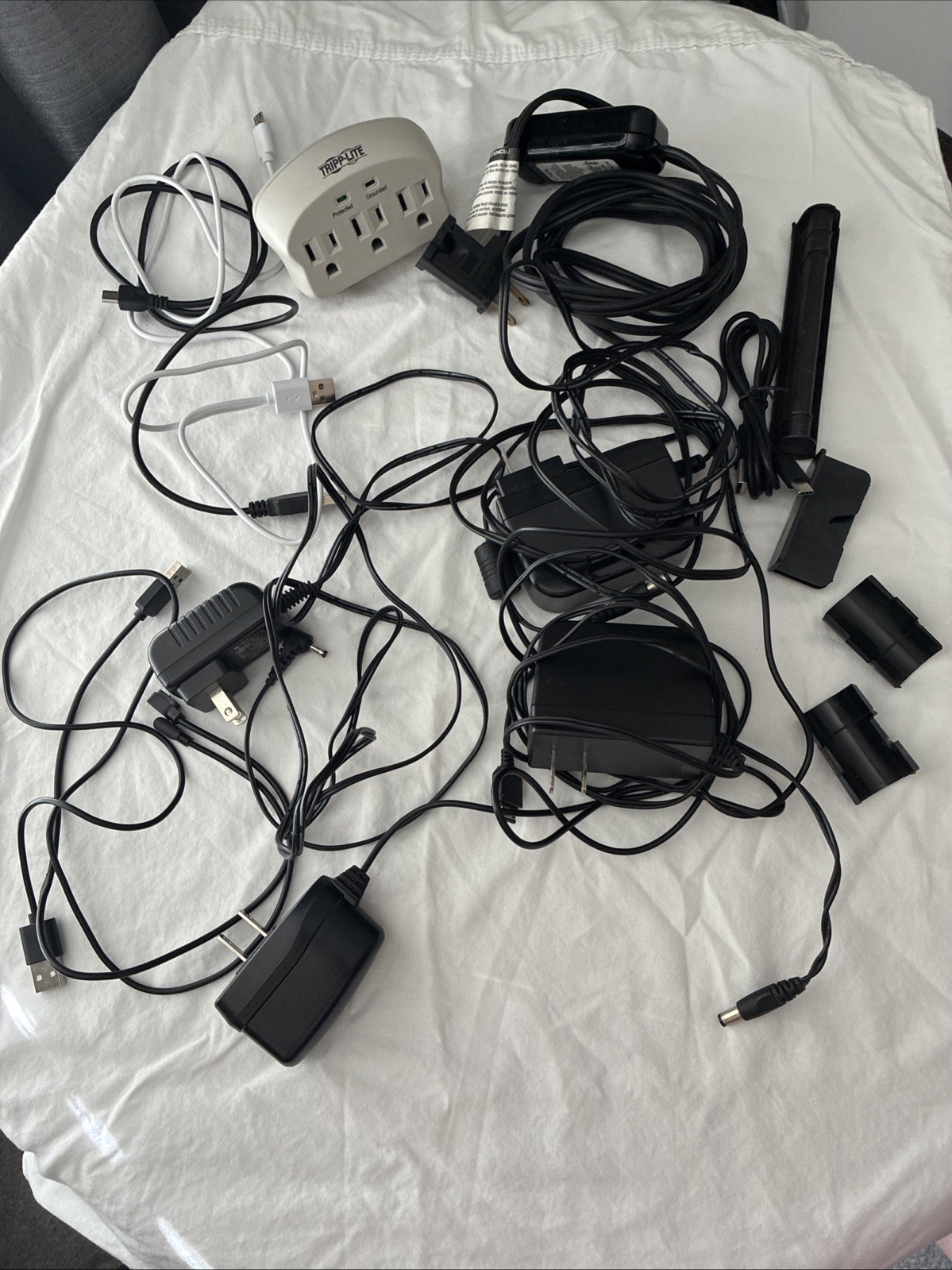 Mixed Lot of Electronics Cables, Chargers, and Power Adapters – Assorted Types