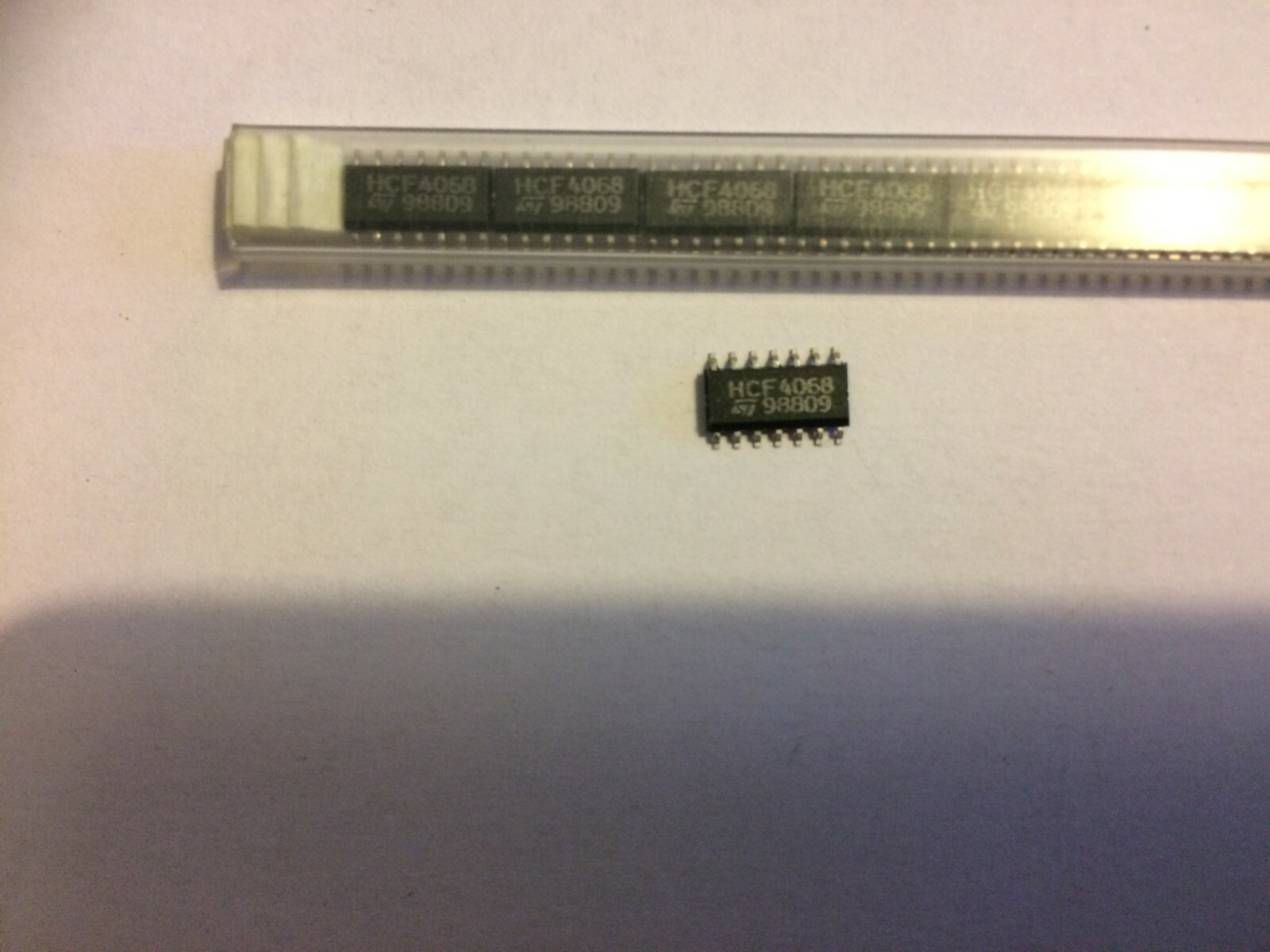 60 pcs ST HCF4068 IC 14-PIN SMD